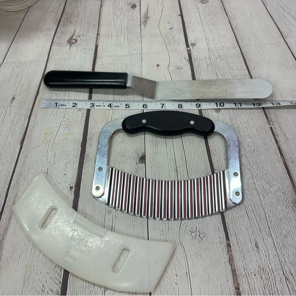 pampered chef Black and Silver Kitchen gadget Set crinkle cutter  icing spatula